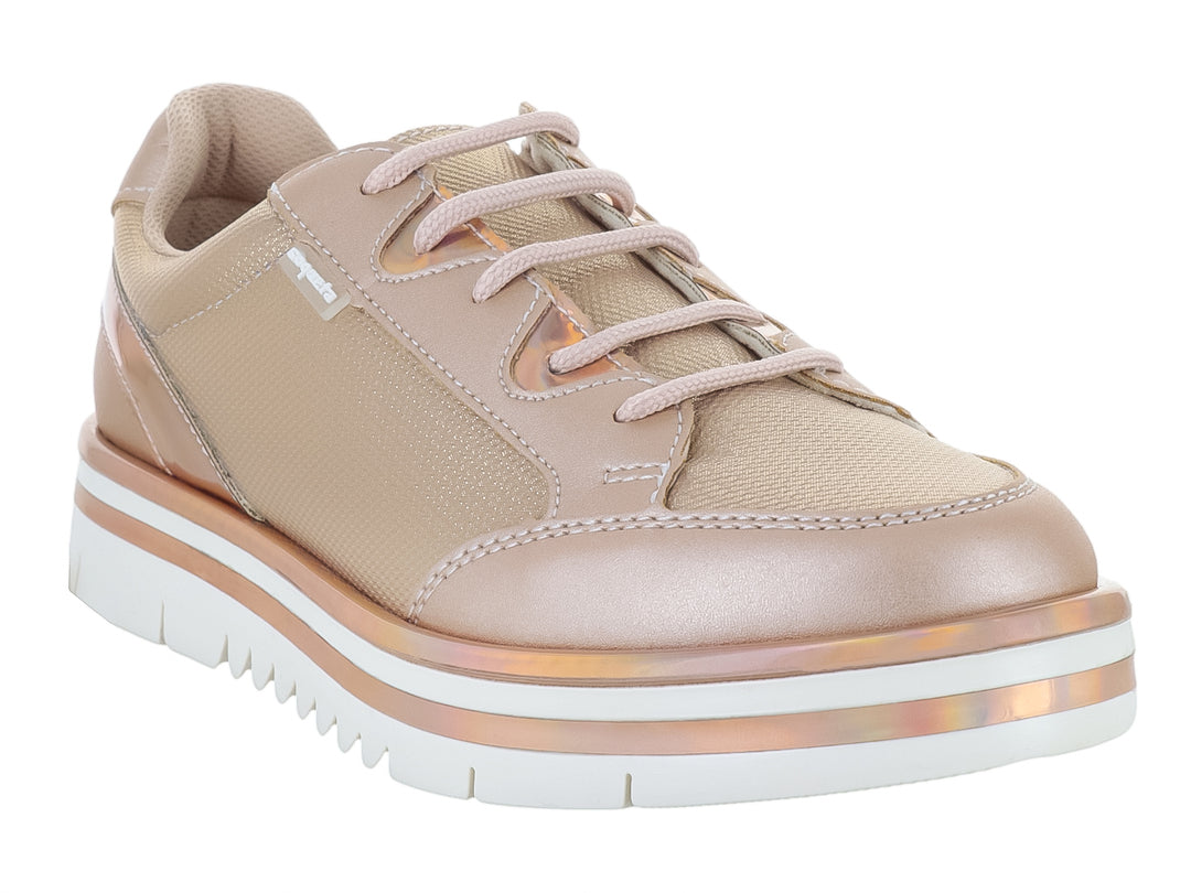 Tenis color oro rosado con suela de plataforma blanca y detalles metálicos.