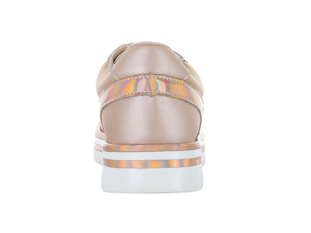 Tenis color oro rosado con suela de plataforma blanca y detalles metálicos.