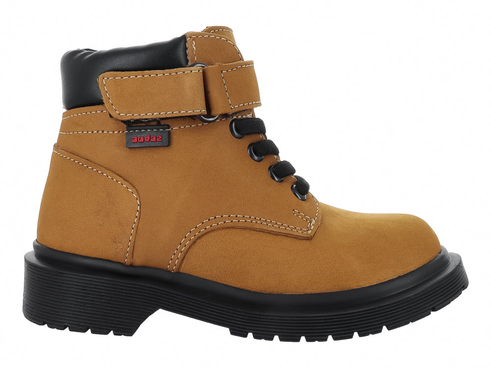Bota para Niño color miel con cordones y suela negra.