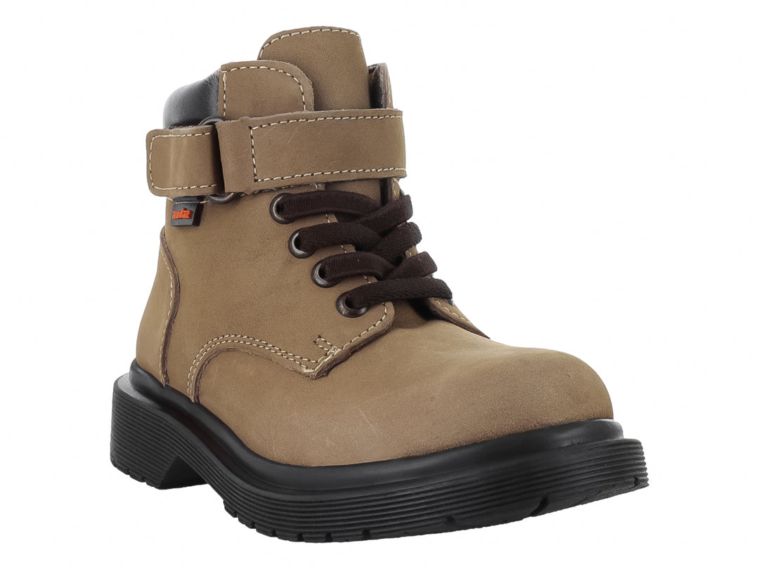 Botas color arena para niña con agujetas cafés, correa de ajuste en el tobillo y suela negra gruesa.