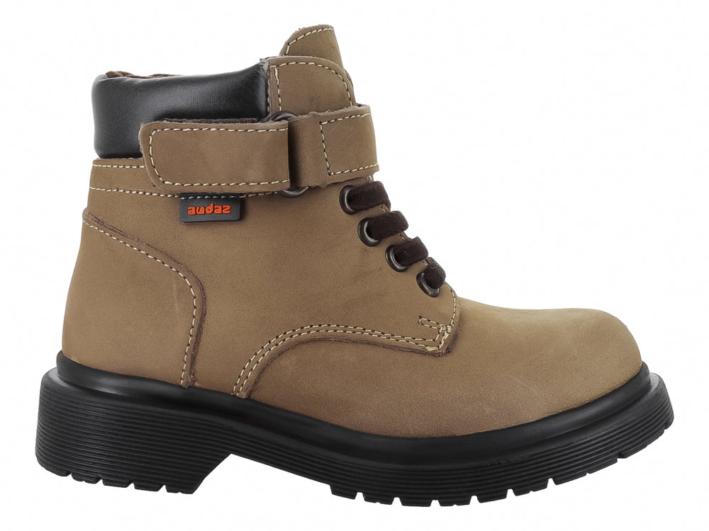Botas color arena para niña con agujetas cafés, correa de ajuste en el tobillo y suela negra gruesa.