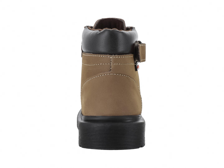 Botas color arena para niña con agujetas cafés, correa de ajuste en el tobillo y suela negra gruesa.