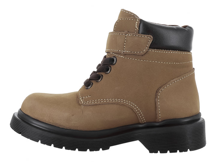 Botas color arena para niña con agujetas cafés, correa de ajuste en el tobillo y suela negra gruesa.