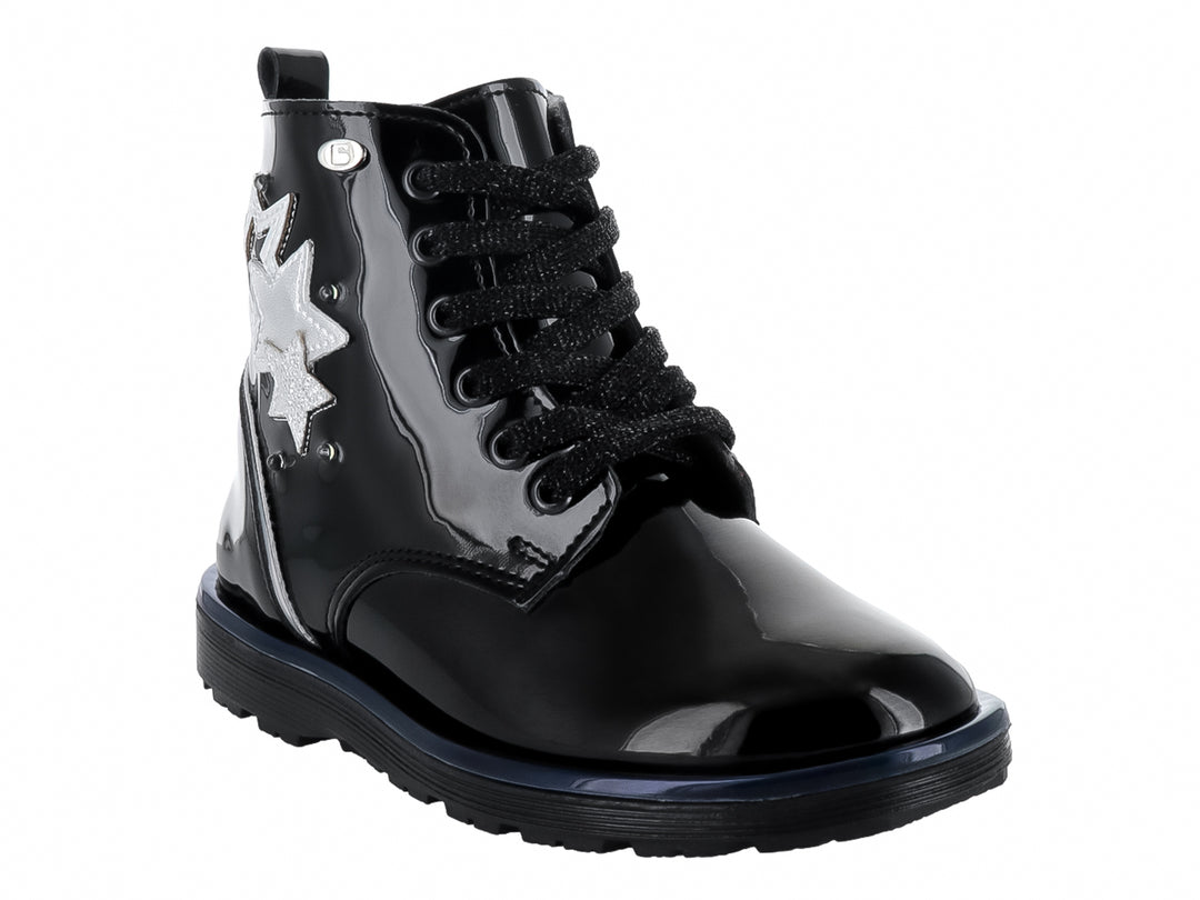 Bota negra de charol brillante con detalle de estrella plateada y agujetas negras.