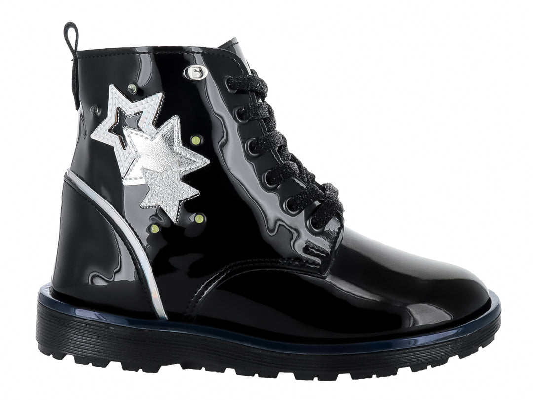 Bota de charol negro para niña con detalle de estrella plateada brillante y suela gruesa.