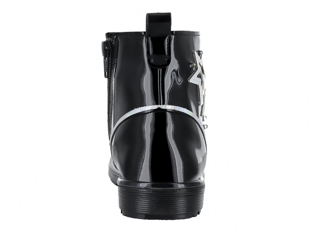 Bota de charol negro para niña con detalle de estrella plateada brillante y suela gruesa.