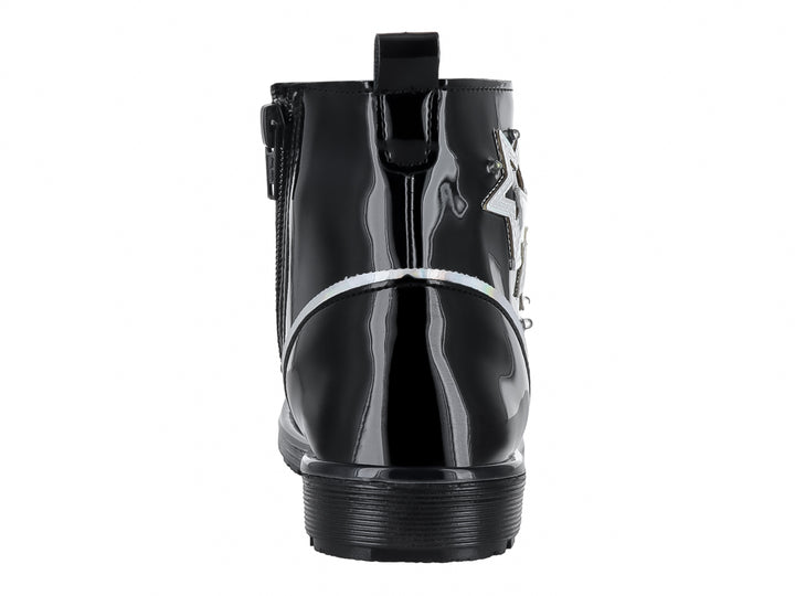 Bota de charol negro para niña con detalle de estrella plateada brillante y suela gruesa.