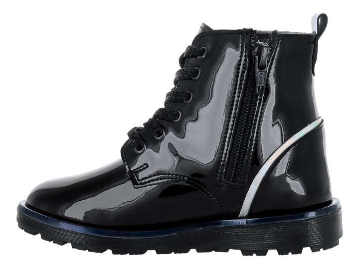 Bota de charol negro para niña con detalle de estrella plateada brillante y suela gruesa.
