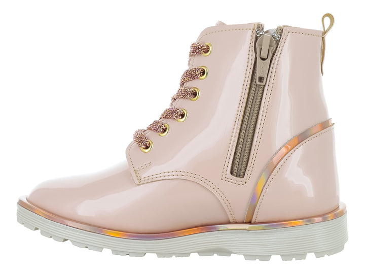 Bota infantil de charol color beige con agujetas brillantes y detalles de estrellas laterales.