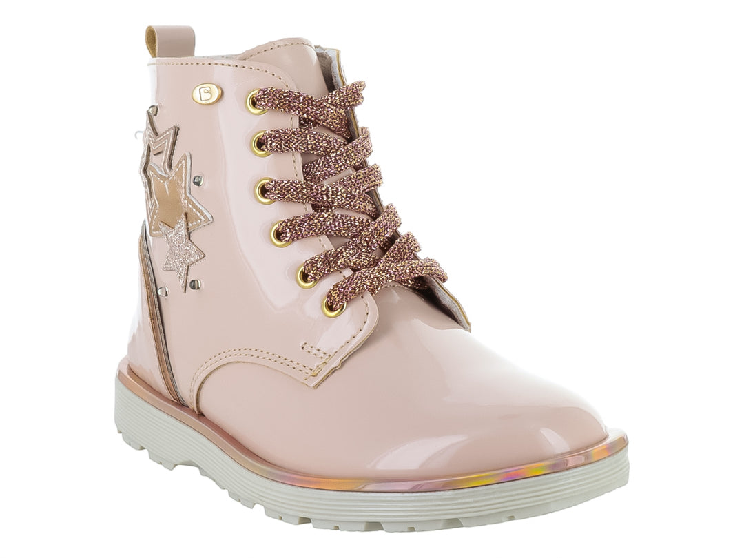 Bota infantil de charol color beige con cordones brillantes y adornos de estrellas en el lateral.