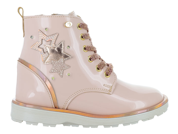 Bota infantil de charol color beige con cordones brillantes y adornos de estrellas en el lateral.