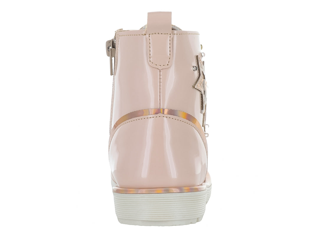 Bota infantil de charol color beige con cordones brillantes y adornos de estrellas en el lateral.