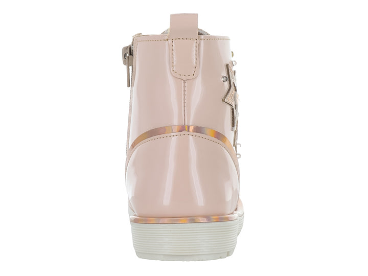 Bota infantil de charol color beige con cordones brillantes y adornos de estrellas en el lateral.