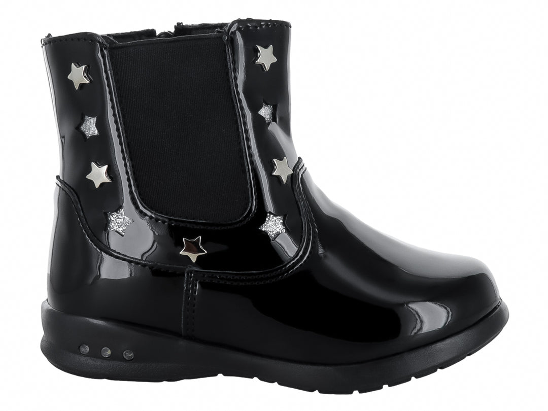 Bota negra de charol brillante con adornos de estrellas plateadas.
