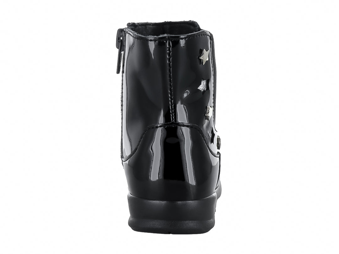Bota negra de charol brillante con adornos de estrellas plateadas.