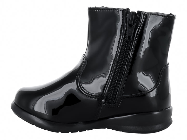 Bota negra de charol brillante con adornos de estrellas plateadas.