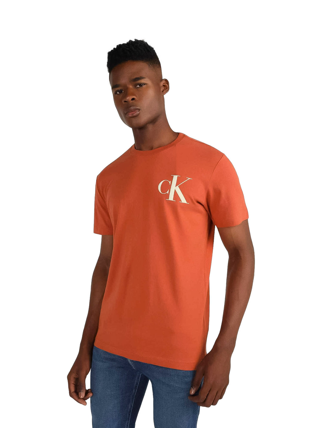 Hombre vistiendo una camiseta de manga corta color café con el logotipo CK en el pecho.