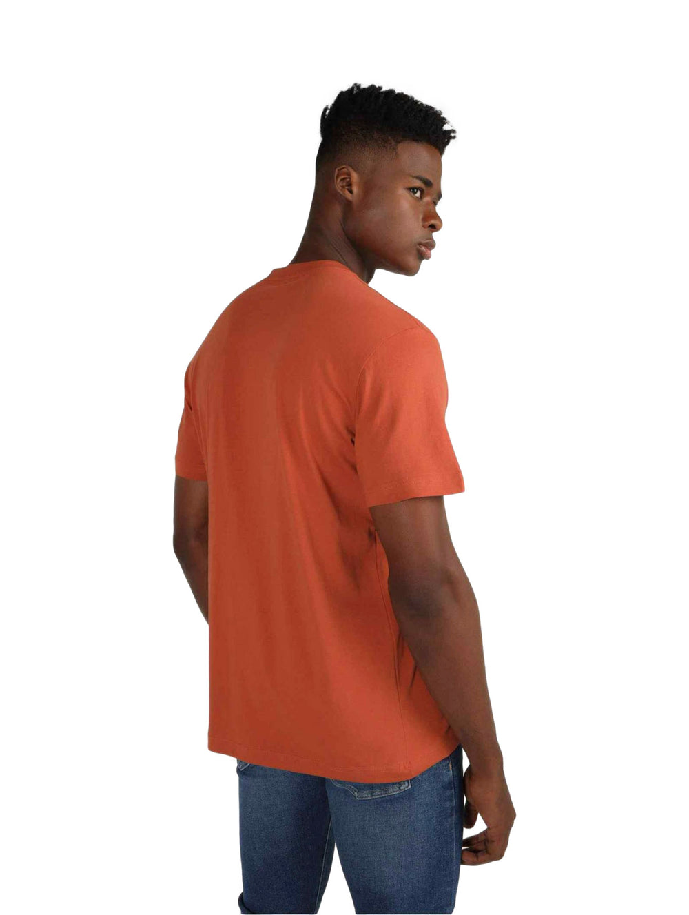 Hombre vistiendo una camiseta de manga corta color café con el logotipo CK en el pecho.