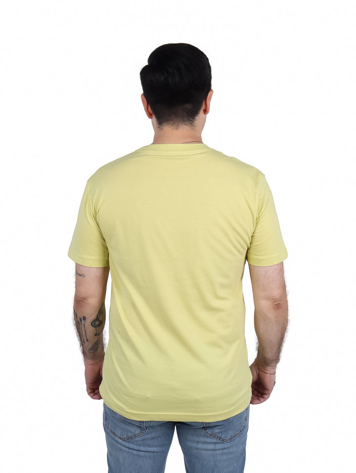 Hombre vistiendo una camiseta de manga corta color oro con logotipo CK blanco en el pecho.