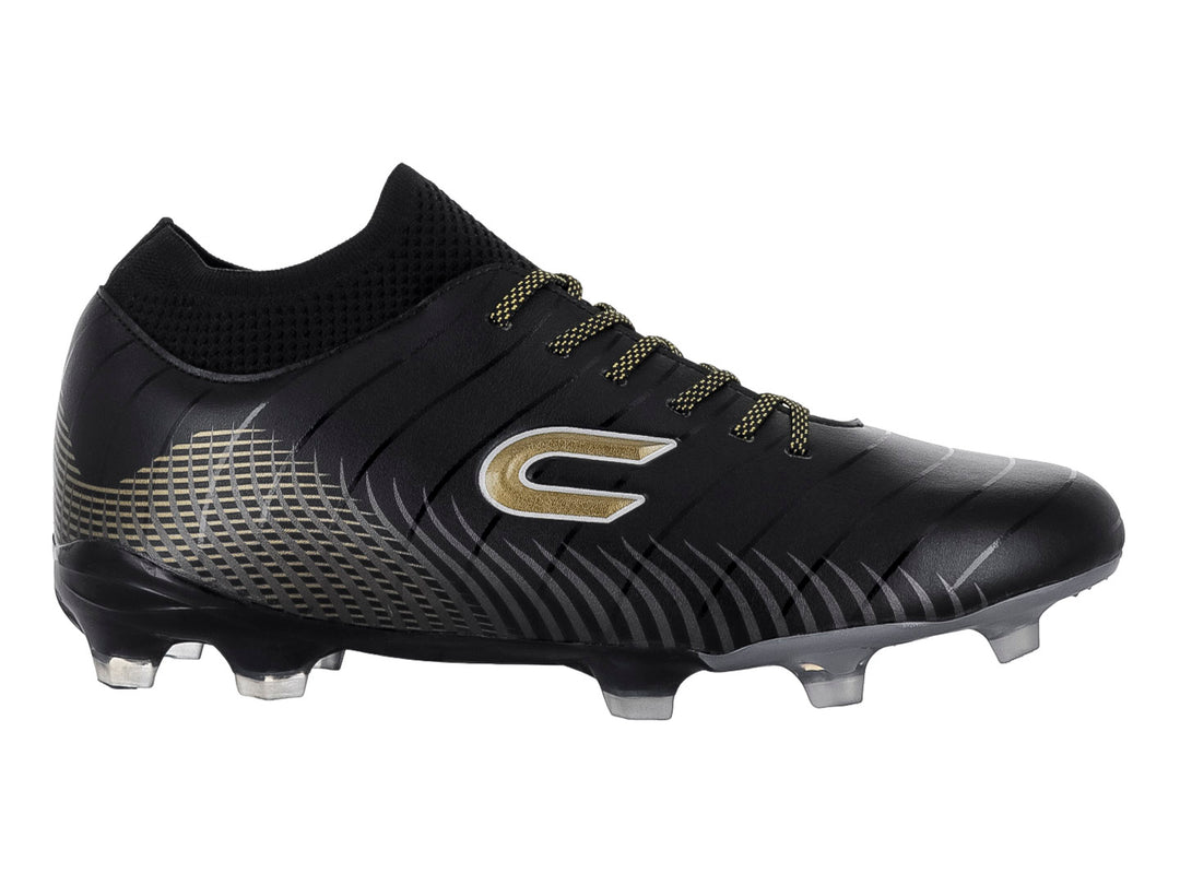 Zapato de fútbol Court color negro con detalles en oro y suela con tacos.