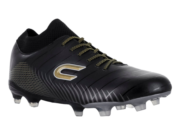 Zapato de fútbol Court color negro con detalles en oro y suela con tacos.