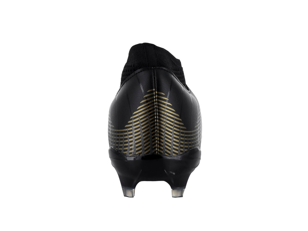 Zapato de fútbol Court color negro con detalles en oro y suela con tacos.