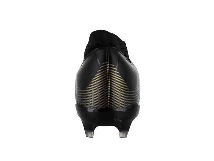 Zapato de fútbol Court color negro con detalles en oro y suela con tacos.