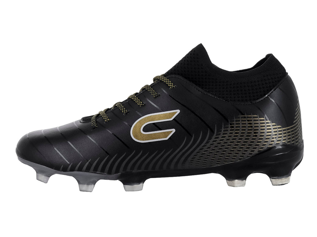 Zapato de fútbol Court color negro con detalles en oro y suela con tacos.