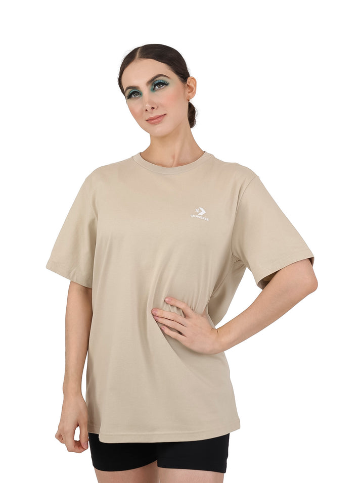 Camiseta Converse de manga corta en color beige Beach Stone con logotipo pequeño en el pecho.