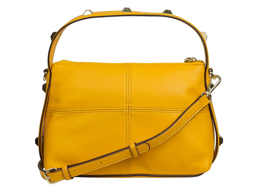 Bolso de mano DKNY color amarillo sahara con detalles de tachuelas doradas y asa circular.