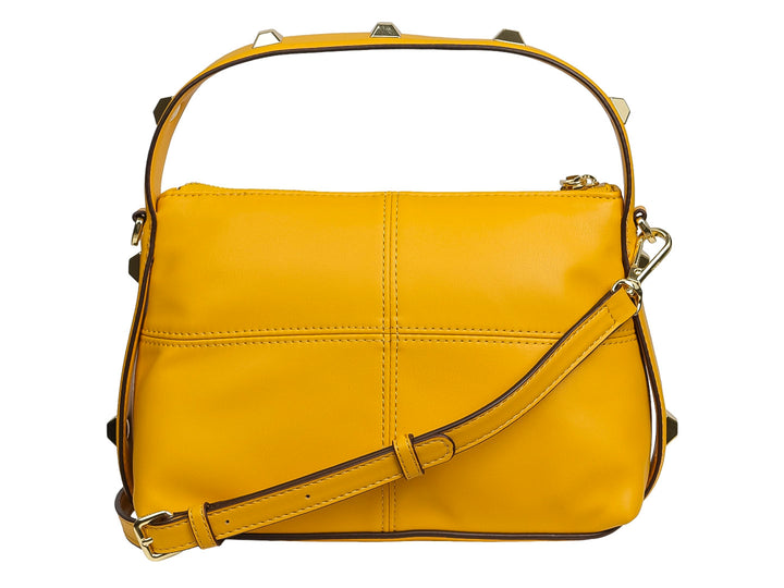 Bolso de mano DKNY color amarillo sahara con detalles de tachuelas doradas y asa circular.