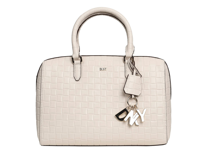 Bolso de mano DKNY color blanco hueso con textura tejida, asa superior y dije metálico con las letras DKNY.