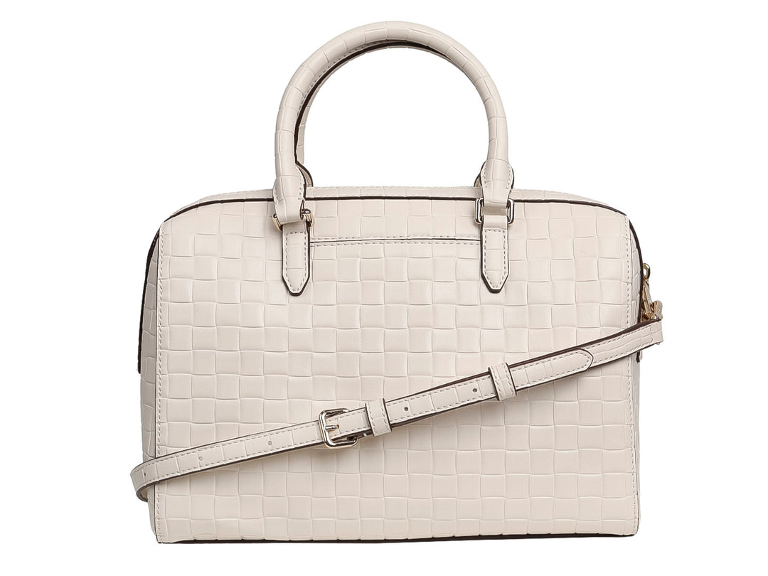 Bolso de mano DKNY color blanco hueso con textura tejida, asa superior y dije metálico con las letras DKNY.