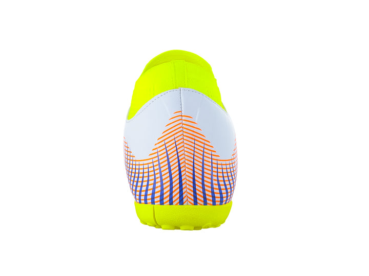 Zapato de fútbol Court blanco con detalles en amarillo y rayas laterales en azul y naranja.