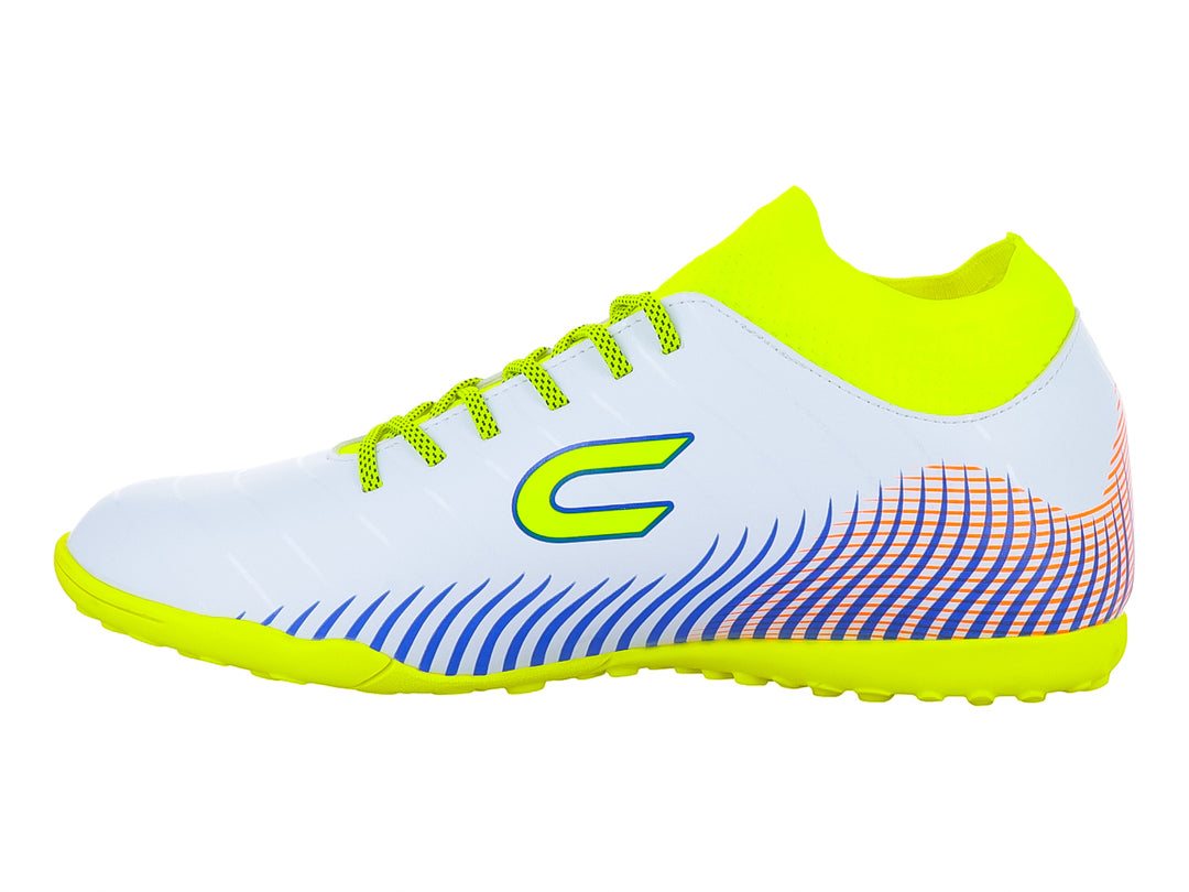 Zapato de fútbol Court blanco con detalles en amarillo y rayas laterales en azul y naranja.