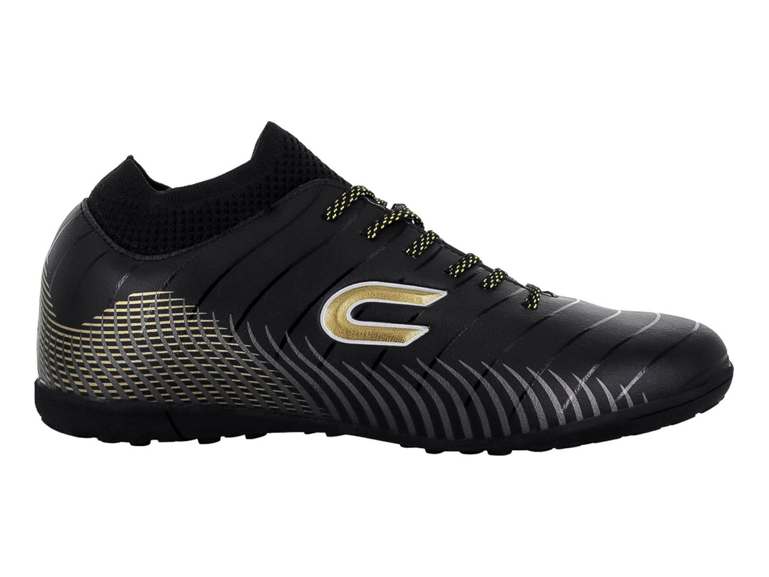 Zapato de fútbol COURT A3333S color negro con detalles en oro y suela para pasto sintético.