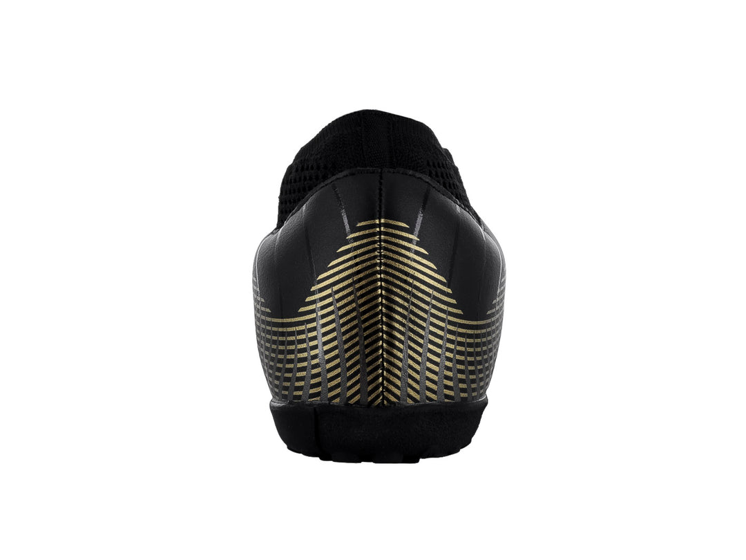 Zapato de fútbol COURT A3333S color negro con detalles en oro y suela para pasto sintético.