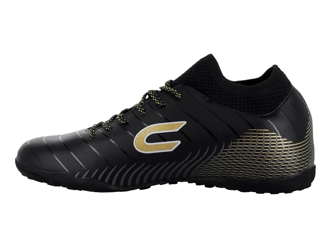 Zapato de fútbol COURT A3333S color negro con detalles en oro y suela para pasto sintético.