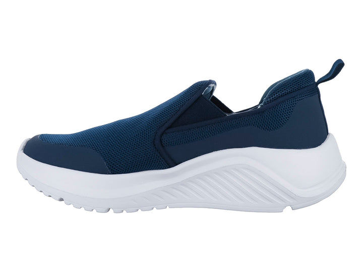 Tenis deportivos slip-on color azul marino con suela blanca y gris.
