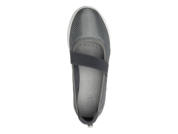 Zapato plano Flexi para mujer en color gris con acabado textil y suela blanca.