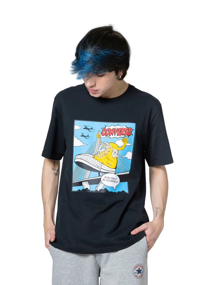 Playera negra de manga corta Converse con estampado gráfico colorido en el frente.