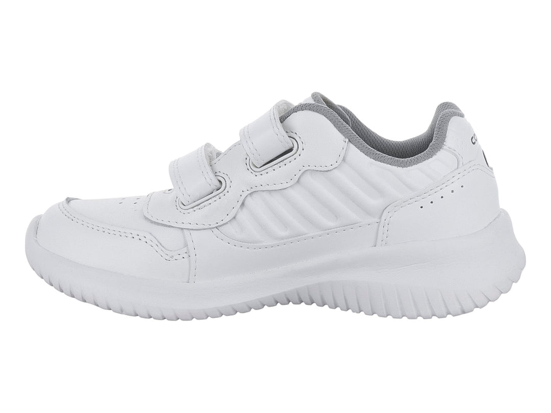Tenis deportivos blancos para niño con cierre de velcro y suela blanca texturizada.