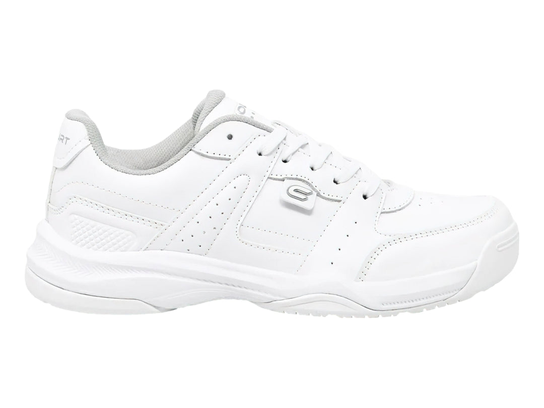 Tenis deportivos para niño en color blanco total con agujetas y suela blanca.