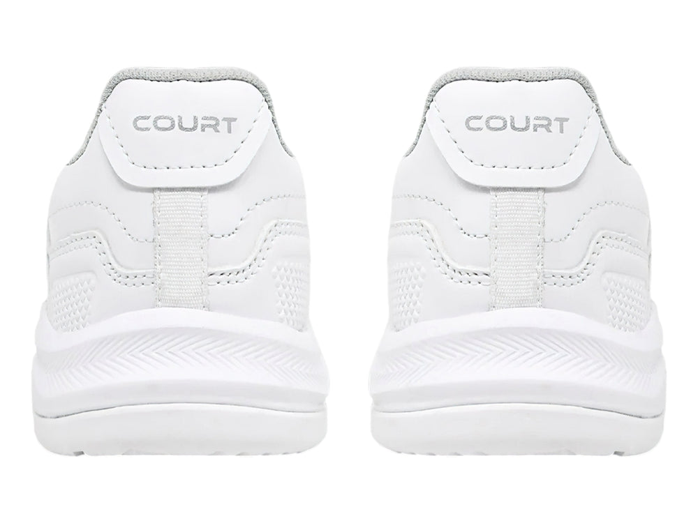 Tenis deportivos para niño en color blanco total con agujetas y suela blanca.
