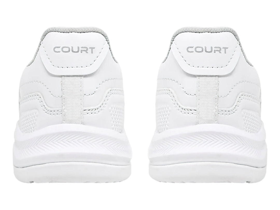 Tenis deportivos para niño en color blanco total con agujetas y suela blanca.