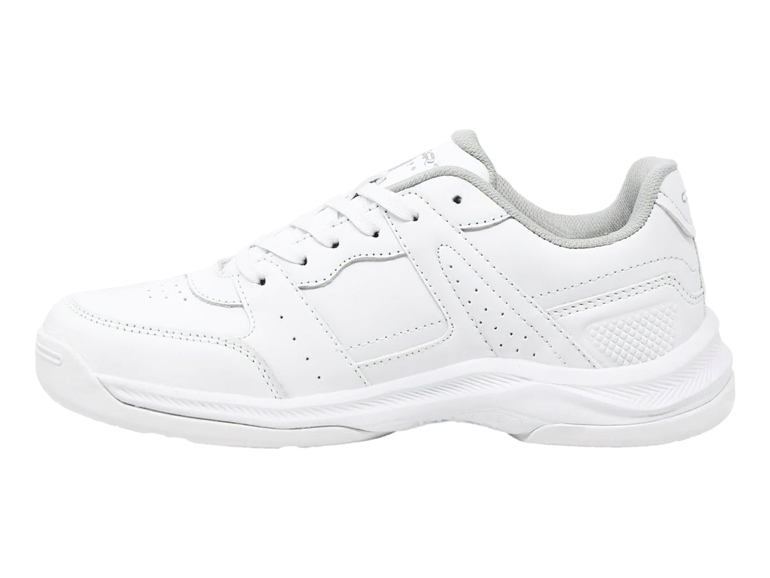 Tenis deportivos para niño en color blanco total con agujetas y suela blanca.