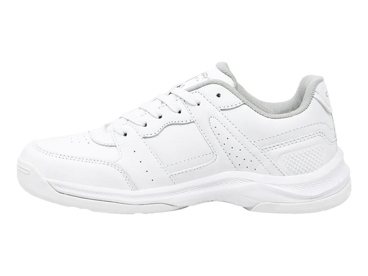 Tenis deportivos para niño en color blanco total con agujetas y suela blanca.