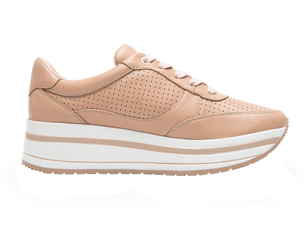 Tenis Flexi para mujer en color rosa con suela de plataforma blanca y detalles perforados.