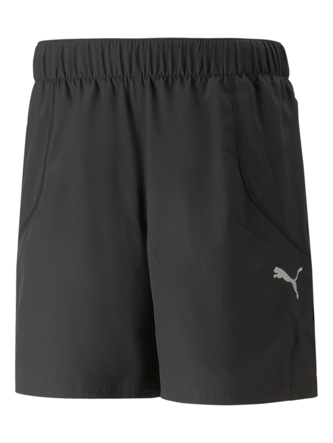 Hombre vistiendo shorts deportivos PUMA color negro de corte corto para correr.