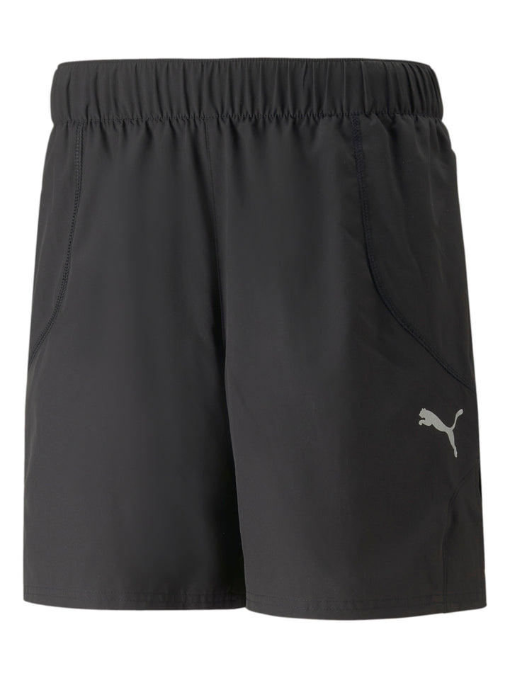 Hombre vistiendo shorts deportivos PUMA color negro de corte corto para correr.